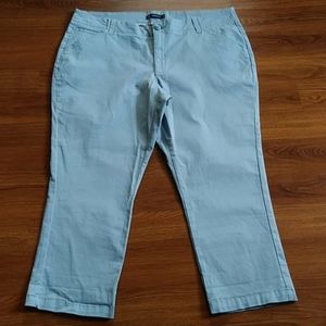 NWOT Lee mid rise fit capris. Size 18 medium
